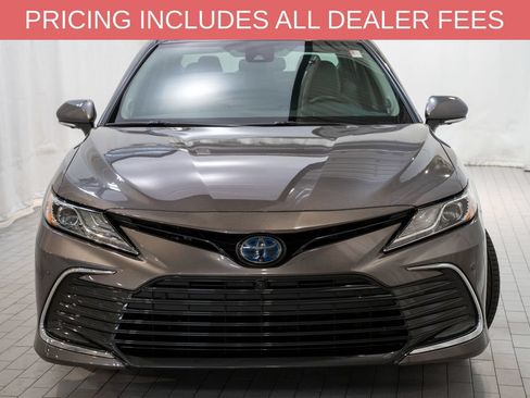 Used 2022 Toyota Camry XLE w/ Navigation Upgrade Package FWD image 2