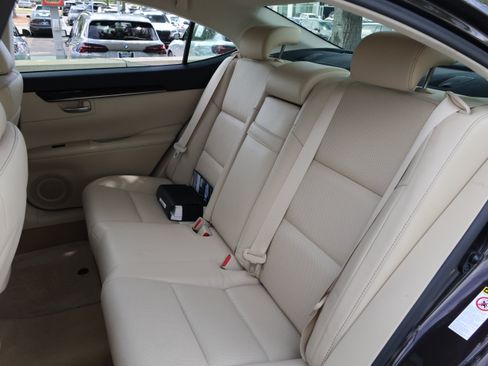 Used 2013 Lexus ES 350 w/ Luxury Pkg FWD image 37