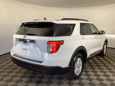 Used 2023 Ford Explorer XLT AWD/4WD image 2