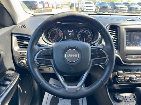 Used 2019 Jeep Cherokee Latitude Plus w/ Comfort/Convenience Group AWD/4WD image 15