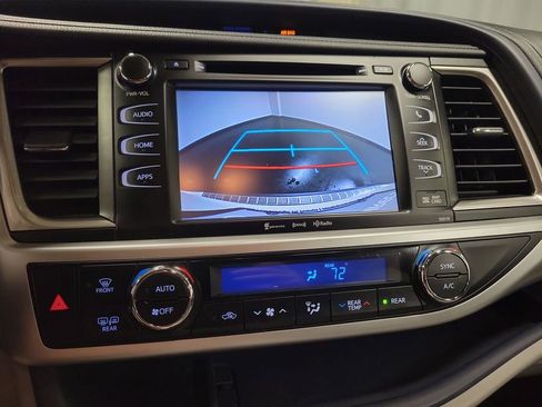 Used 2018 Toyota Highlander XLE AWD/4WD image 17