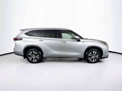Used 2025 Toyota Highlander XLE AWD/4WD image 11