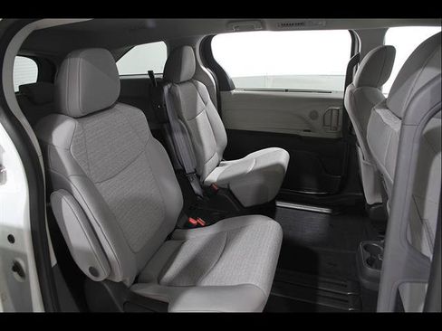 Used 2024 Toyota Sienna LE AWD/4WD image 19