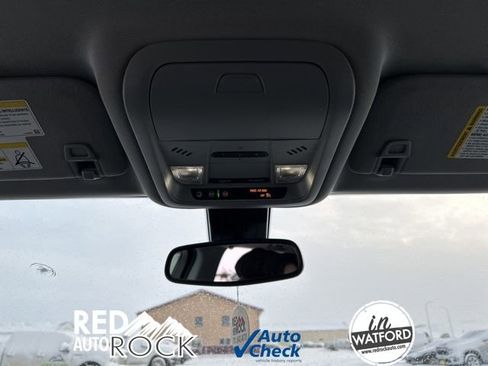 Used 2024 GMC Terrain SLT image 11