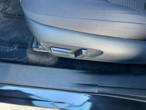 Used 2025 Toyota Highlander LE FWD image 23