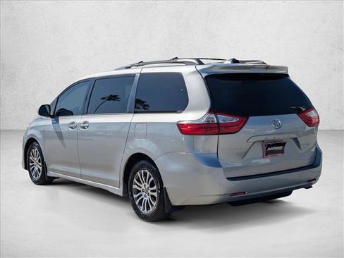 Used 2019 Toyota Sienna XLE w/ XLE Navigation Package image 8