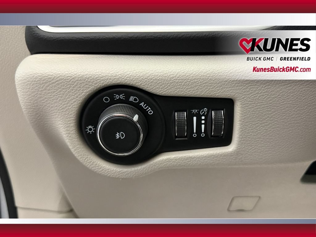 Used 2024 Chrysler Pacifica Touring-L FWD image 19