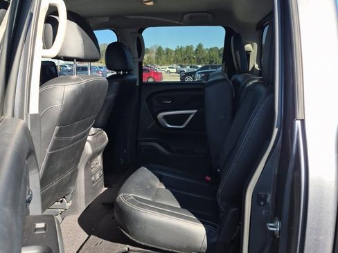 Used 2021 Nissan Titan SV w/ SV Convenience Package image 6