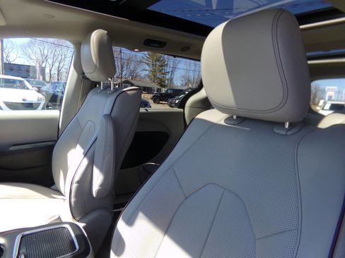 Used 2017 Chrysler Pacifica Limited image 19