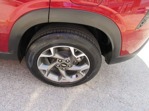 Used 2025 Chevrolet Trax LT FWD image 4