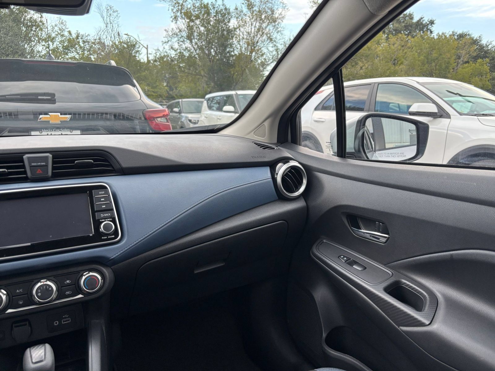 Used 2025 Nissan Versa SV FWD image 32