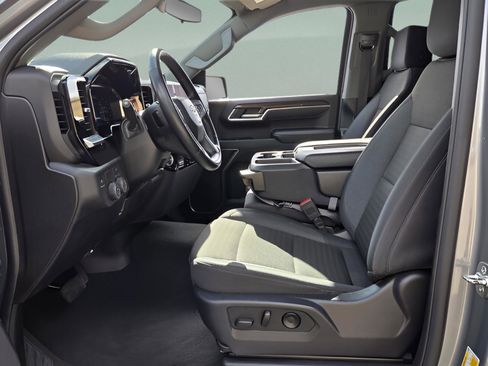 Used 2025 Chevrolet Silverado 1500 LT RWD image 9