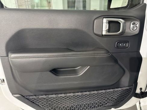 Used 2018 Jeep Wrangler Unlimited Sahara image 17