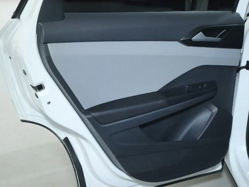 Used 2023 Volkswagen Taos SE w/ Panoramic Sunroof Package FWD image 13