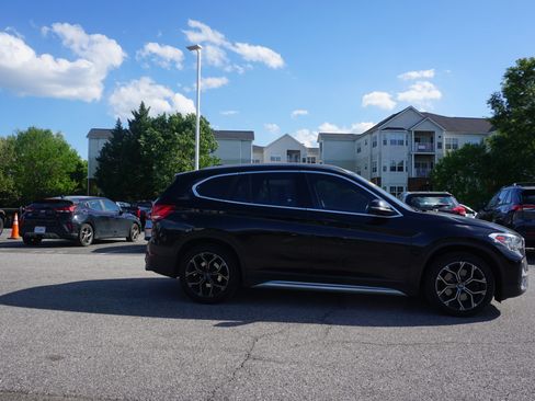 Used 2021 BMW X1 xDrive28i w/ Premium Package image 3