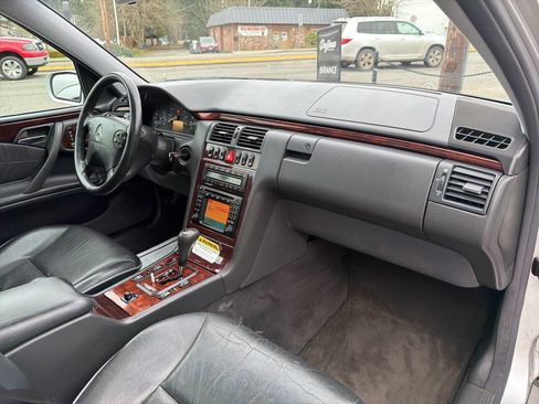 Used 2000 Mercedes-Benz E 320 4MATIC Wagon image 18