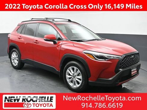 Certified 2022 Toyota Corolla Cross LE w/ Moonroof Package AWD/4WD image 1