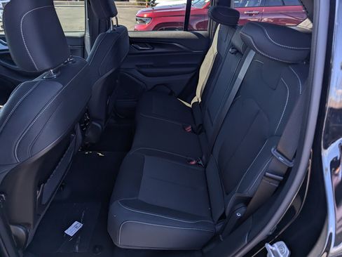 New 2025 Jeep Grand Cherokee Laredo image 8