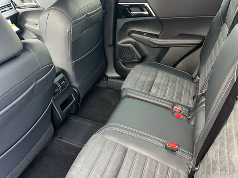 New 2025 Mitsubishi Outlander SE image 13