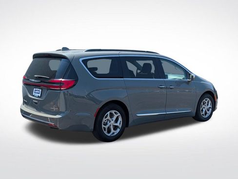 Used 2022 Chrysler Pacifica Limited FWD image 3