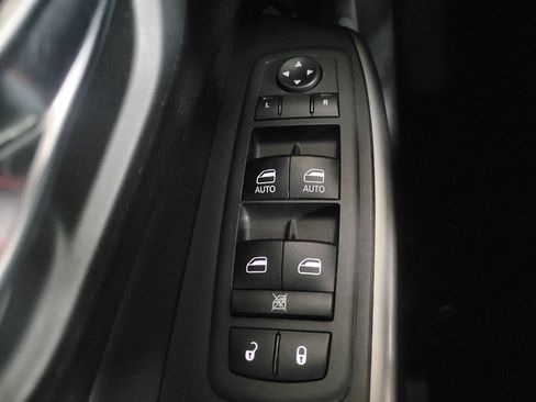 Used 2019 Jeep Cherokee Limited image 27