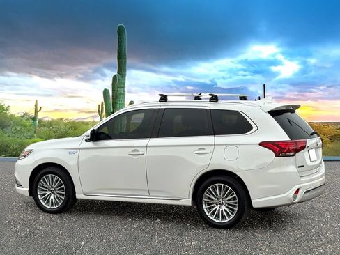 Used 2019 Mitsubishi Outlander 4WD Plug-In Hybrid image 4