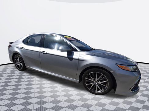 Used 2021 Toyota Camry XLE FWD image 4