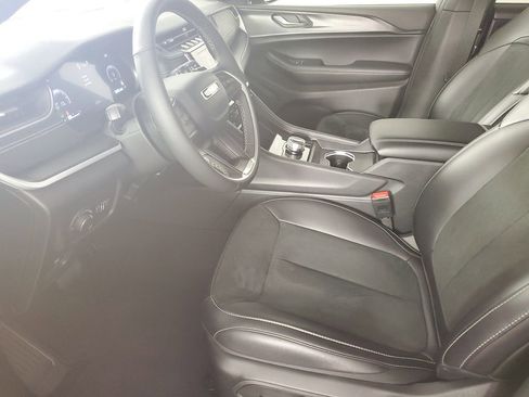 Used 2025 Jeep Grand Cherokee L Altitude image 11