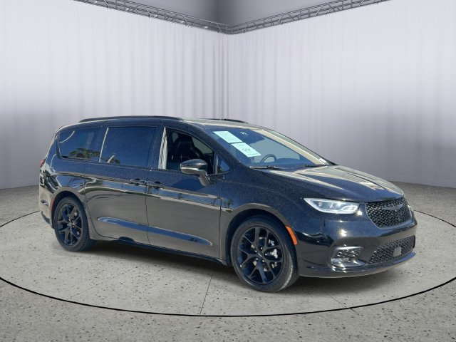 Used 2025 Chrysler Pacifica Limited FWD image 5