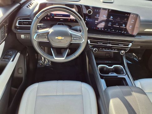 Used 2024 Chevrolet Traverse RS image 2