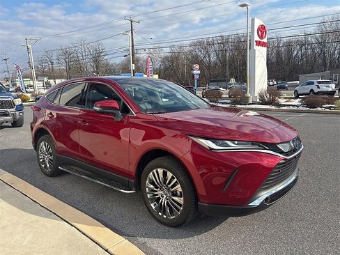 Used 2024 Toyota Venza Limited image 2