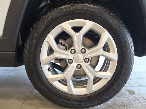 Used 2024 Jeep Compass Latitude AWD/4WD image 13