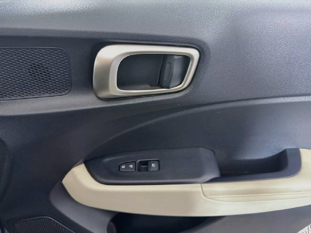 Used 2024 Hyundai Venue Limited FWD image 30