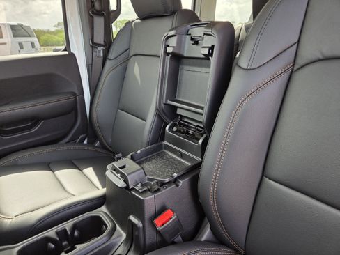 New 2026 Jeep Wrangler Unlimited Sahara AWD/4WD image 29