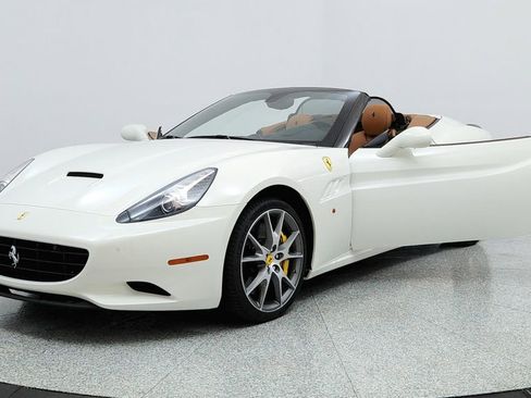 Used 2014 Ferrari California image 9