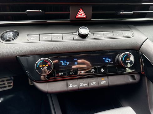 Used 2025 Hyundai Elantra SEL image 16