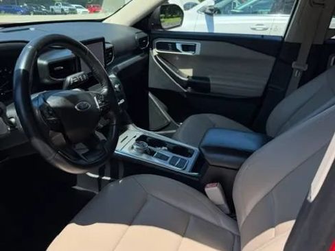 Used 2020 Ford Explorer XLT w/ Equipment Group 202A RWD image 4