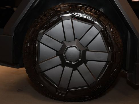 Used 2024 Tesla Cybertruck AWD Crew Cab image 27