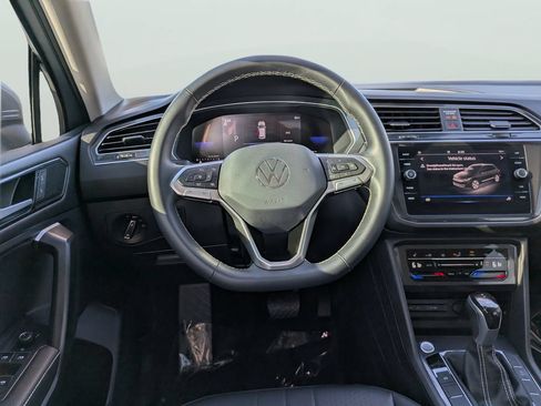 Used 2023 Volkswagen Tiguan SE FWD image 12