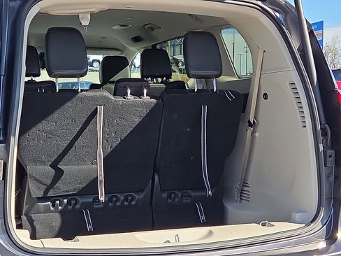 Used 2023 Chrysler Pacifica Touring-L image 9