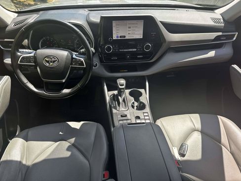 Used 2023 Toyota Highlander XLE AWD/4WD image 14