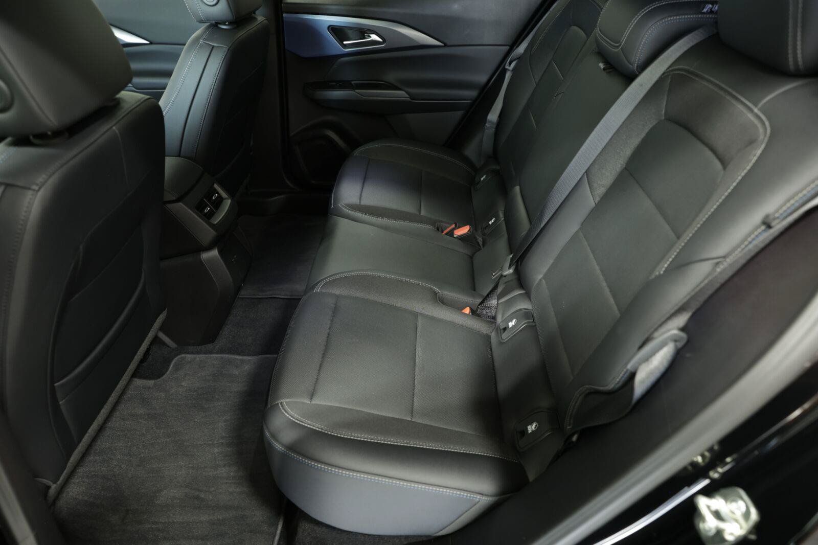 Certified 2025 Chevrolet Equinox EV LT w/ Convenience Package FWD image 32