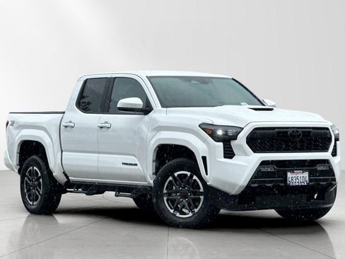 Used 2025 Toyota Tacoma TRD Sport image 1