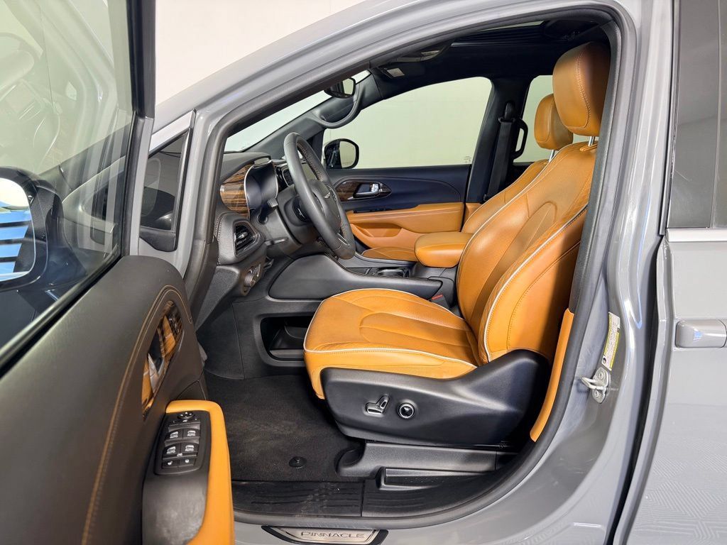 Used 2023 Chrysler Pacifica Pinnacle FWD image 26