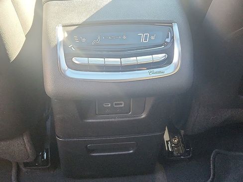 Used 2022 Cadillac XT6 Premium Luxury image 11