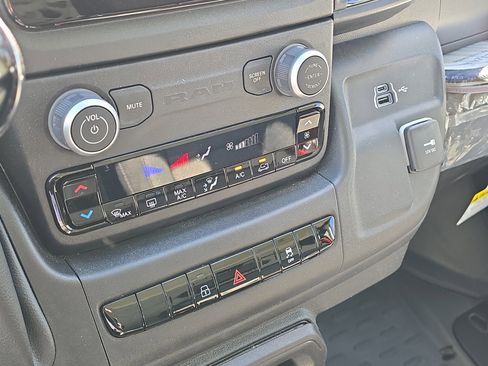 Used 2025 RAM ProMaster 2500 w/ Convenience Group image 20