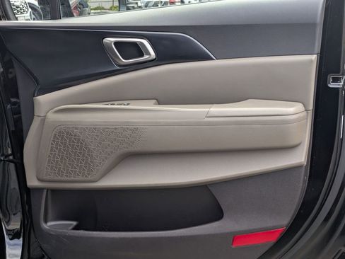 Used 2025 Kia Carnival FWD image 32
