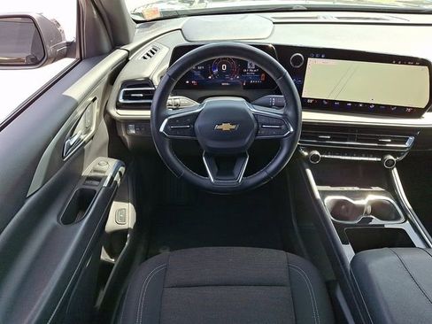 Certified 2025 Chevrolet Traverse LT FWD image 12