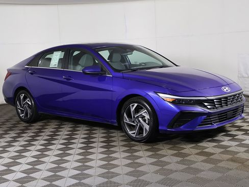 Used 2024 Hyundai Elantra SEL w/ Convenience Package FWD image 2