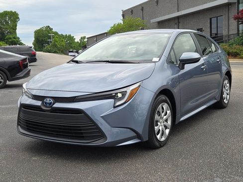 Used 2025 Toyota Corolla LE FWD image 2